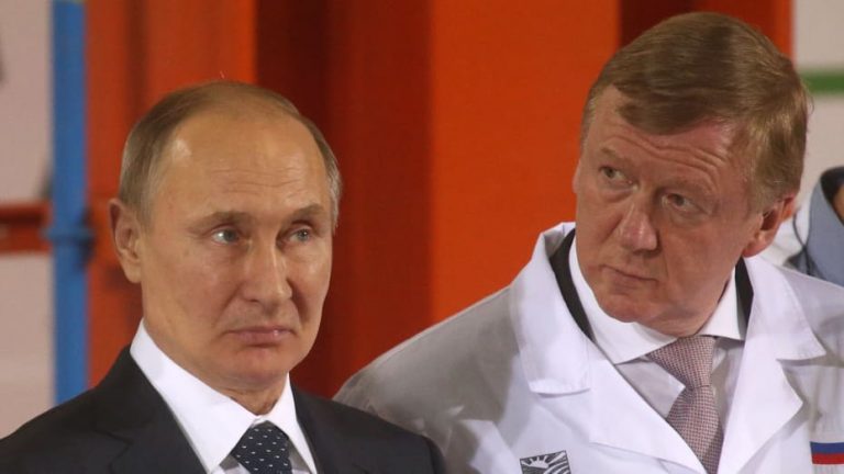 Reformatorul Anatoli Ciubais s-a retras din funcţia de reprezentant special al lui Putin şi a părăsit Rusia, potrivit unor surse