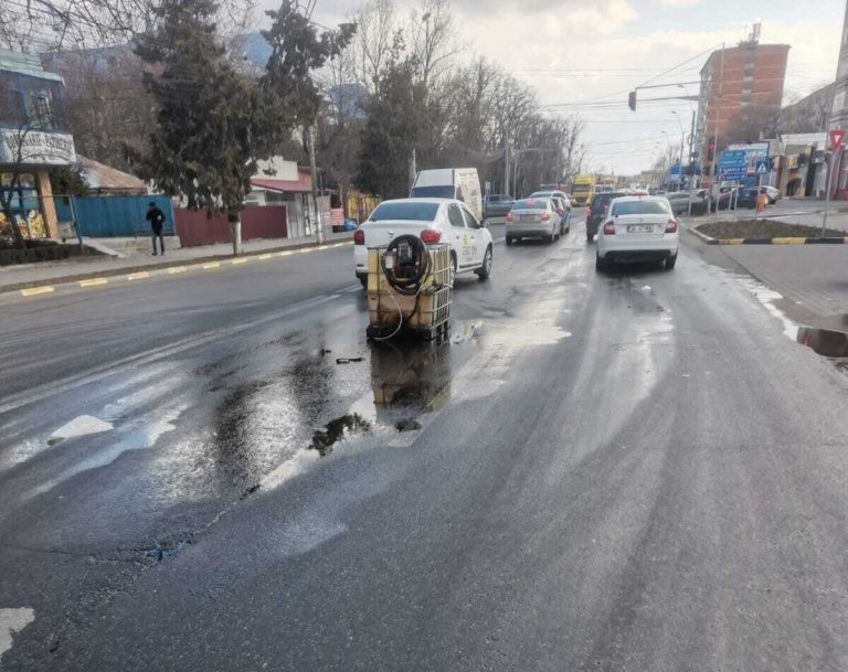 Un bărbat a cumpărat 1.000 de litri de motorină într-un rezervor de plastic care s-a răsturnat pe şosea