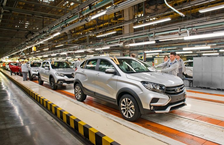 Renault reia producția de mașini la Moscova, în timp ce rivalii taie relațiile cu Rusia
