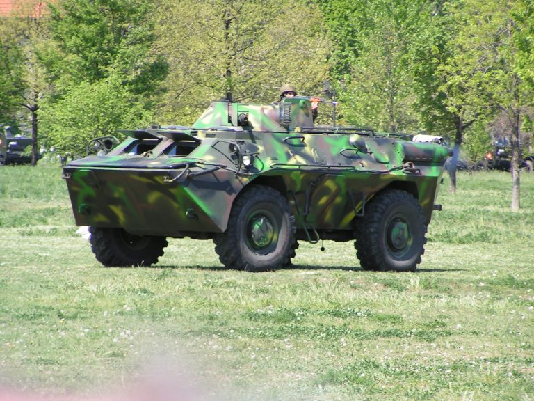 Ciucă, la semnarea acordului pentru fabricarea de transportoare blindate: Poate să reprezinte catalizatorul pentru relansarea industriei de apărare româneşti