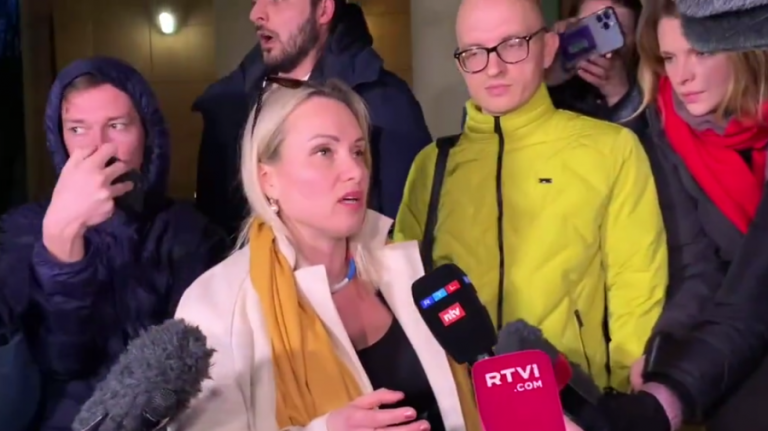 Jurnalista Marina Ovsiannikova le cere ruşilor să condamne războiul din Ucraina
