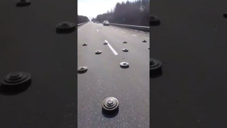 VIDEO | Șoferii iadului în Ucraina. Cum se face slalom printre minele antitanc