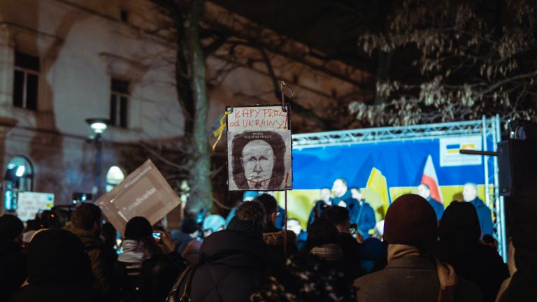 THE ECONOMIST | Parada lui Putin, umbrită de showman-ul Zelenski și „o înfrângere strategică lipsită de ambiguitate”