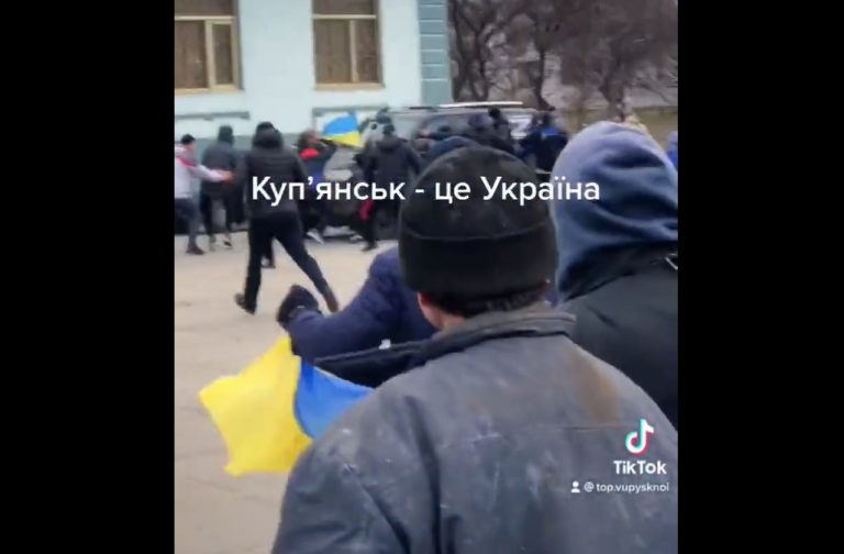 VIDEO | Scene din Harkov: civilii ucraineni se opun cu mâinile goale blindatelor rusești.