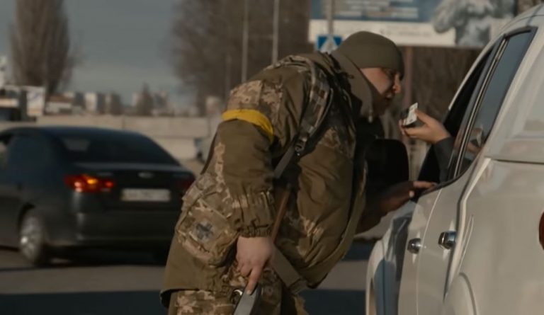 Cum sunt așteptați rușii, în Kievul devenit fortăreață. Cum s-a schimbat, peste noapte, viața oamenilor – Reportaj CNN, VIDEO Vice