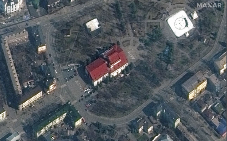 Kievul acuză autorităţile proruse că demolează teatrul din Mariupol