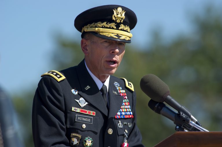Generalul Petraeus: Mariupol poate decide soarta războiului din Ucraina