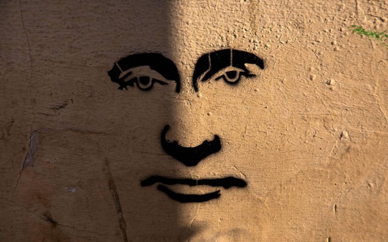 „Spitalul de nebuni” al propagandei ruse. De ce înghit rușii minciunile lui Putin