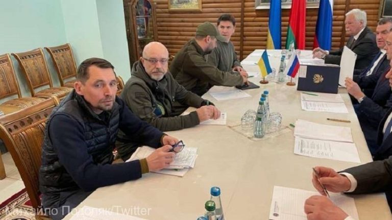 Rușii anunță o reducere „radicală” a activității militare în câteva zone. Ucraina cere acord internațional și garanții de tipul art. 5 al NATO