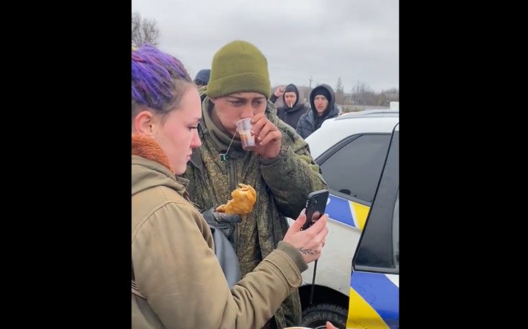 VIDEO | Un soldat rus care s-ar fi predat izbucnește în plâns după ce a fost hrănit de civilii ucraineni și a fost lăsat să vorbească la telefon cu familia