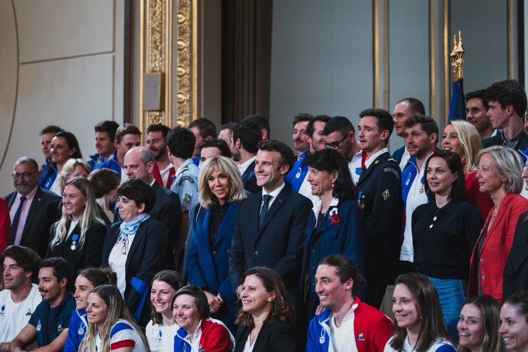 The Spectator: Macron este slăbit și Franța divizată