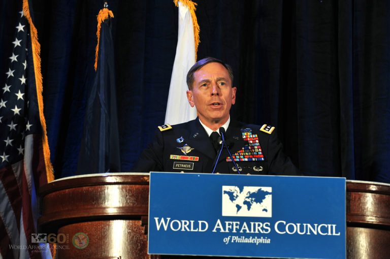 „Putin încă mai are multe de pierdut”. David Petraeus, fost director al CIA, în dialog cu istoricul Niall Ferguson