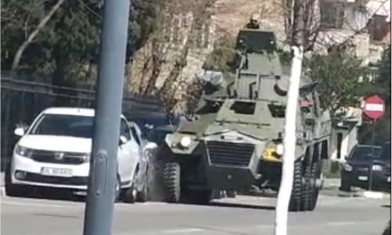 VIDEO | Un bărbat care conducea un blindat înmatriculat în Anglia, amendat de poliţie după ce a avariat două autoturisme parcate în Râmnicu Vâlcea