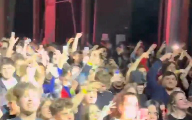 VIDEO | Busculadă la un concert în Capitală, după ce o persoană a pulverizat o substanţă iritantă