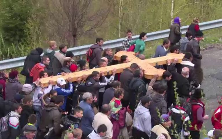 Sute de credincioşi au participat la cea mai lungă procesiune religioasă din România – “Drumul Crucii”, din Valea Jiului