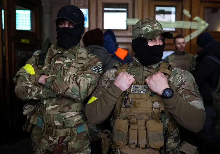 Cine sunt în realitate luptătorii străini din Ucraina
