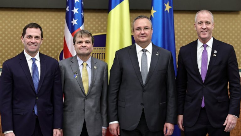 Premierul Ciucă, întrevedere cu congresmeni americani; discuţii despre situaţia de securitate şi asistenţa pentru refugiaţii ucraineni