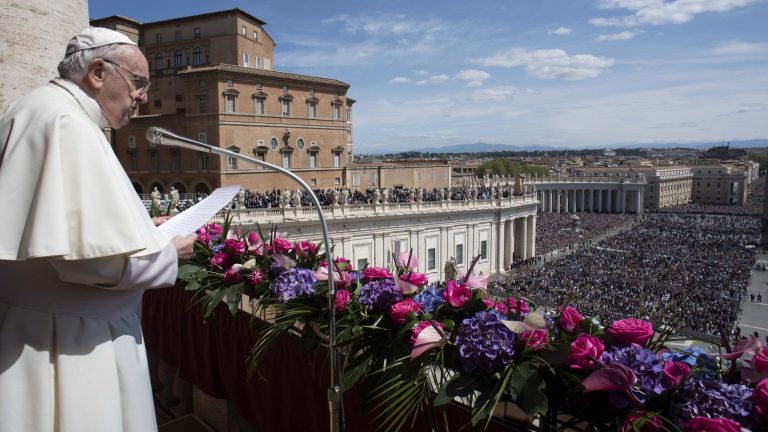 VIDEO | Papa Francisc a cerut, în mesajul său “Urbi et Orbi”, pace în Ucraina “cuprinsă de un război crud şi lipsit de sens”: “Să ne lăsăm cuceriţi de pacea lui Hristos!”