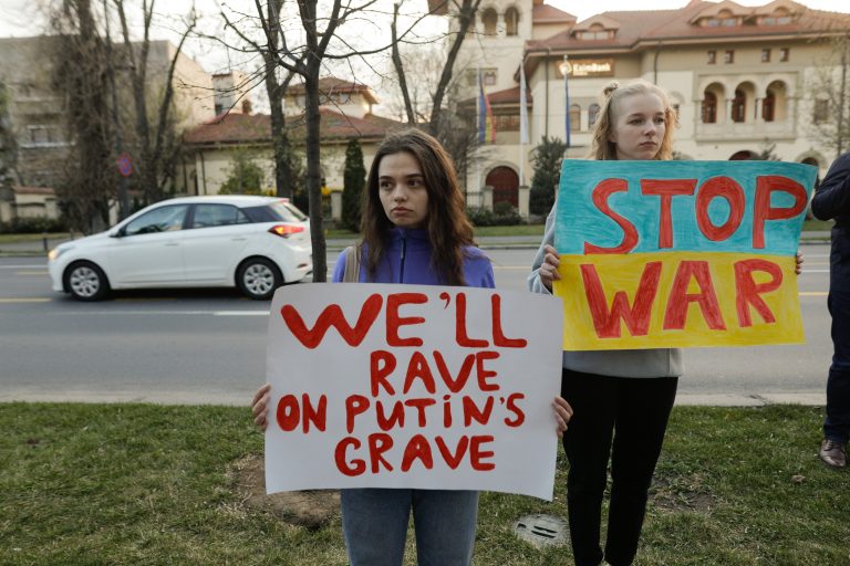 Aproximativ 100 de persoane au protestat în faţa Ambasadei Rusiei la Bucureşti împotriva războiului din Ucraina