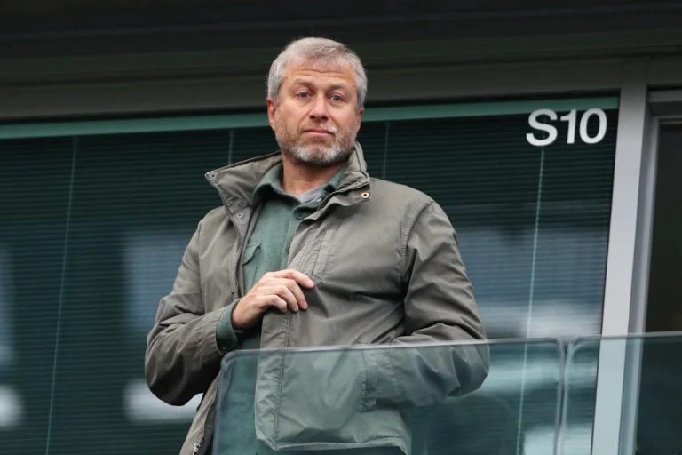 Oligarhul rus Roman Abramovich se roagă de prieteni să-l împrumute cu câte un milion de dolari pentru a-și menține stilul de viață