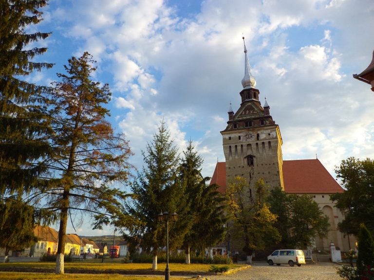 Ţăranii din Saschiz primesc în fiecare primăvară răsaduri gratuite de roşii românești pentru a le cultiva, iar bulionul rezultat este cumpărat de o asociaţie a fermierilor din Scoţia