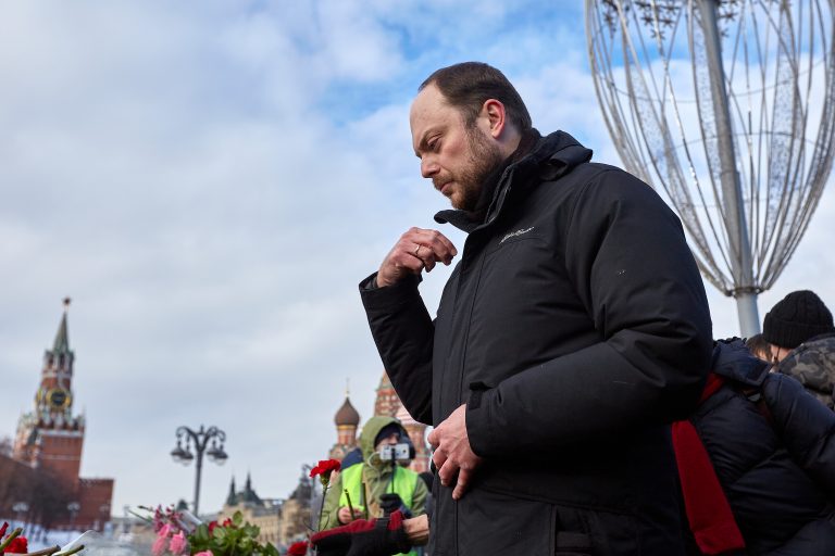 Opozantul rus Vladimir Kara-Murza, condamnat la 25 de ani de închisoare, a ajuns într-o colonie penitenciară din Siberia. Călătoria de la Moscova la Omsk a durat nu mai puţin de trei săptămâni