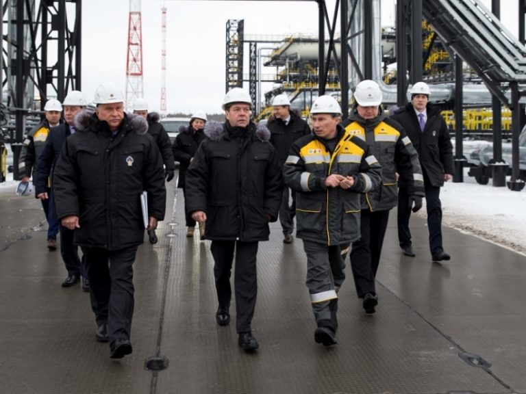 Surse Bloomberg: UE va interzice petrolul rusesc