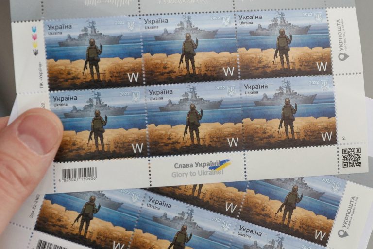 Ucrainenii stau şi câte cinci ore la coadă pentru a cumpăra timbre poştale cu crucişătorul rus scufundat ”Moskva”