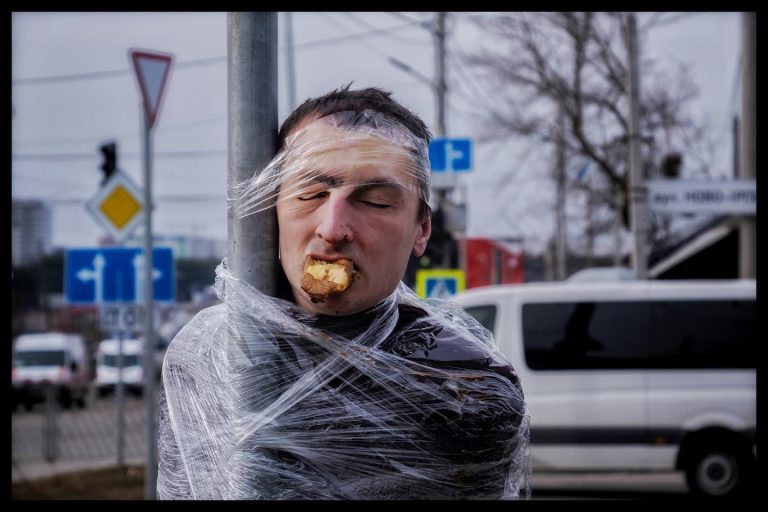 O lună în Kiev: înmormântări, hoți legați de stâlpi. Un fotoreportaj The Economist, despre normalitatea șocantă a Ucrainei