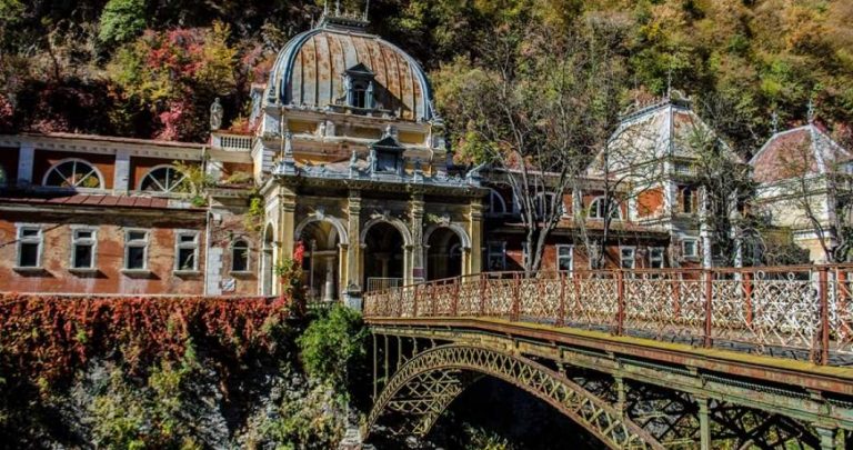 35 de persoane trimise în judecată pentru devalizarea societăţii Băile Herculane. Mai multe imobile din staţiune, cumpărate cu zahăr din rezervele statului