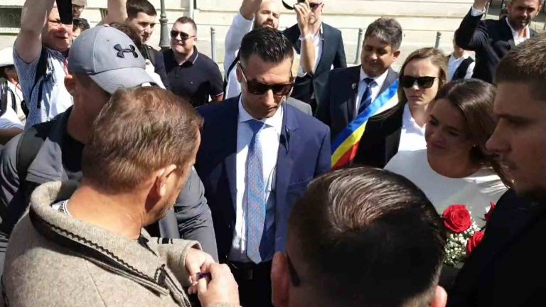 VIDEO | Un senator PSD a oferit un buchet de flori cu tricolor preşedintei Ungariei şi a afişat un portret al lui Avram Iancu