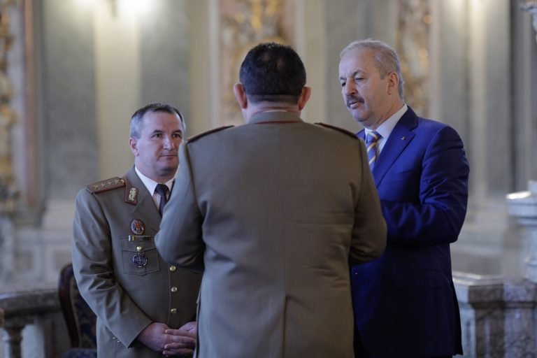 Guvern, despre întâlnirea Ciucă-Dîncu: S-a discutat „calibrarea comunicării publice la nivelul Ministerului Apărării în context guvernamental”