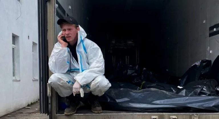 A înmormântat sub bombardamente, a strâns cadavrele din Bucea, acum deshumează. Experiența lui Igor îngroapă propaganda rusă