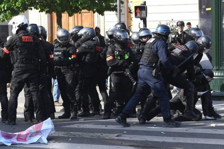 VIDEO | Incidente la manifestaţiile de 1 mai în Franţa, 29 de persoane reţinute la Paris