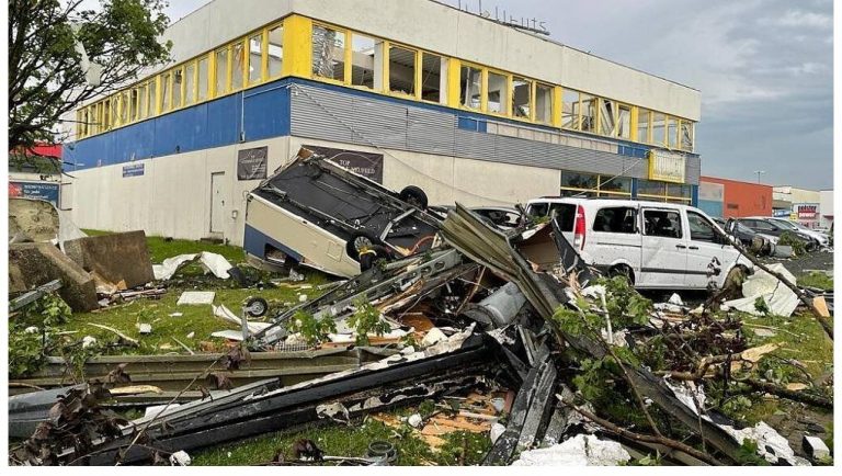 VIDEO | Zeci de răniţi şi pagube materiale importante după o tornadă în vestul Germaniei