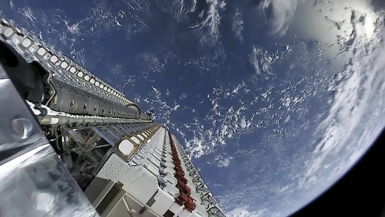 Pentagonul cumpără serviciile Starlink pentru Ucraina
