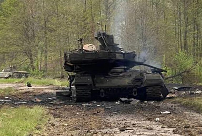 VIDEO | Mândria tehnicii militare rusești – tancul T-90 – distrus de ucraineni după doar câteva zile după ce a fost introdus în luptă