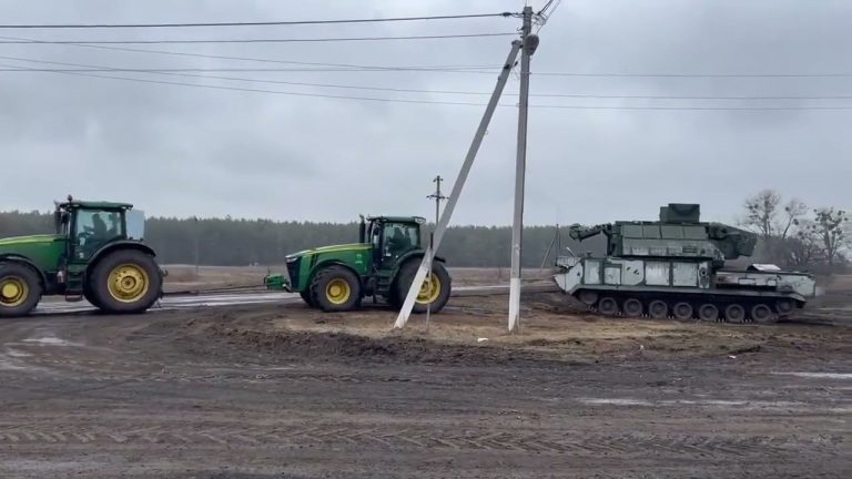 VIDEO | După ce au jefuit vehicule agricole în valoare de 5 milioane de dolari din Ucraina, rușii au descoperit că echipamentele erau imobilizate de la distanță