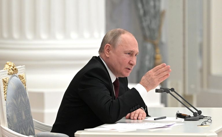 Putin ordonă guvernului rus să repare locuinţele şi infrastructurile în zonele ocupate din estul Ucrainei