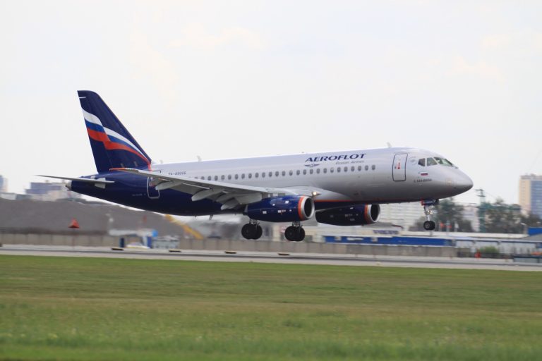 KOMMERSANT | Aviația civilă rusă, „doborâtă” de sancțiuni. Avioane la sol, piloți care vor să plece, dar n-au unde, planuri guvernamentale de avarie