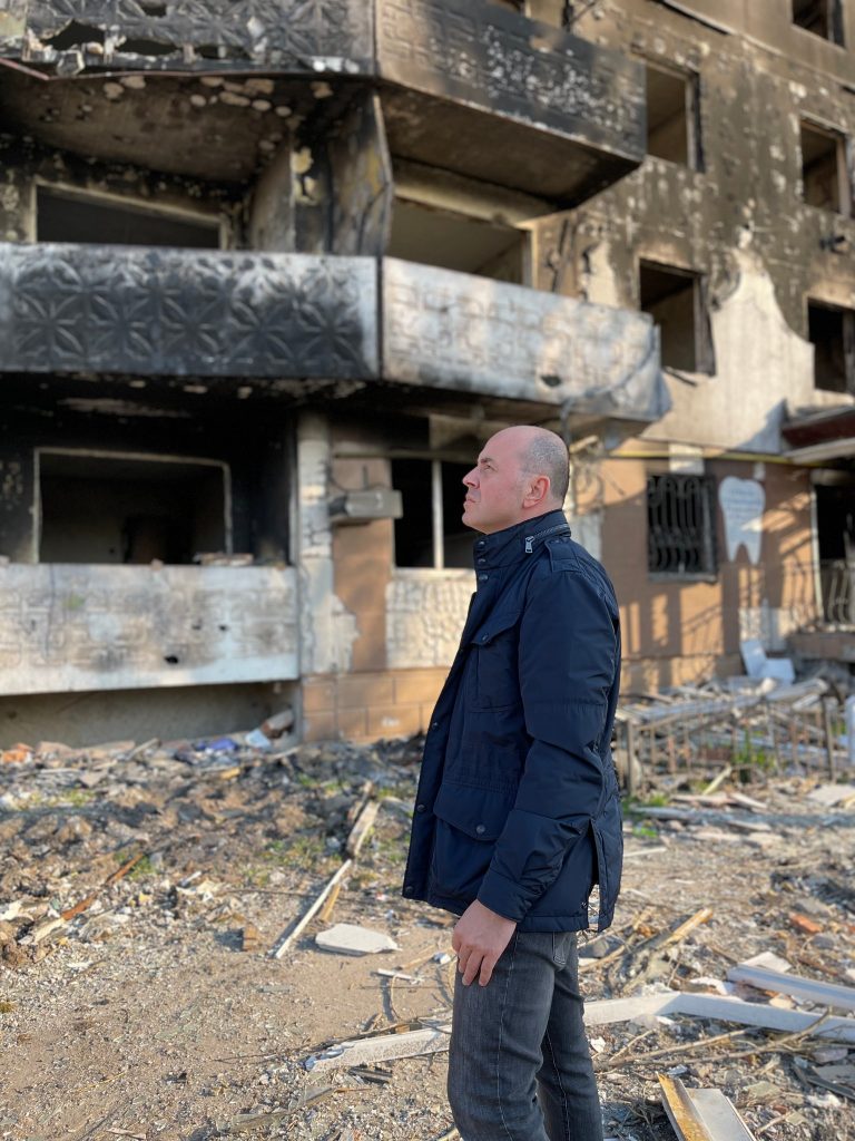 Alexandru Muraru, după vizita în Ucraina: Am văzut cu ochii mei gropile comune. Bătălia pentru Kiev s-a transformat într-o crimă odioasă, alături de torturi, incendieri, violuri