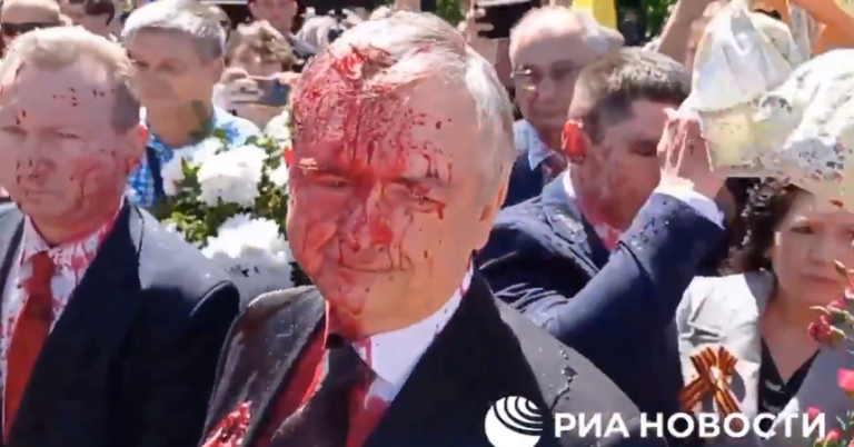VIDEO | Ambasadorul Rusiei în Polonia, stropit cu vopsea roşie în timp ce încerca să depună flori la cimitirul soldaţilor sovietici din Varşovia