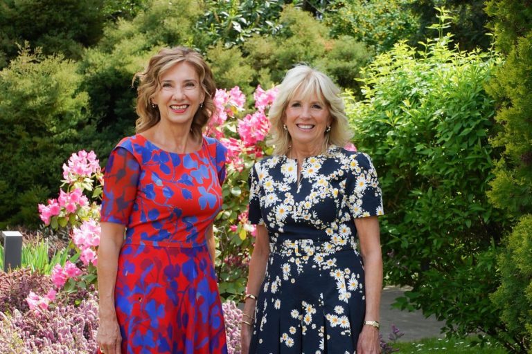Jill Biden și Carmen Iohannis. Un moment de umanitate și speranță într-un război urât