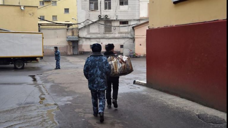 „Întreg sistemul se prăbușește”. Centrele rusești de detenție, „burdușite” și cu prizonieri ucraineni. Oameni bolnavi, oameni cu handicap stau unii peste alții