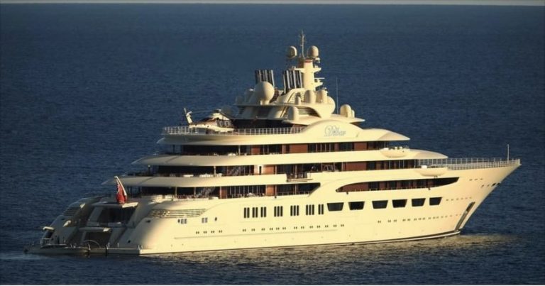 Iahtul rusesc Amadea, dus în SUA pe baza unui mandat FBI