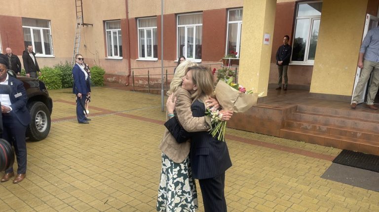 Prima Doamnă a SUA, vizită-surpriză în Ucraina. Întâlnire, la o școală, cu Prima Doamnă a Ucrainei, Olena Zelenska