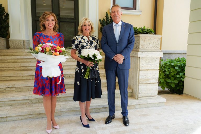 Jill Biden, după vizita în România: Sunt recunoscătoare să ştiu că poporul român a luat aceste familii în casele şi în inimile lor / Ea i-a mulţumit şi lui Carmen Iohannis
