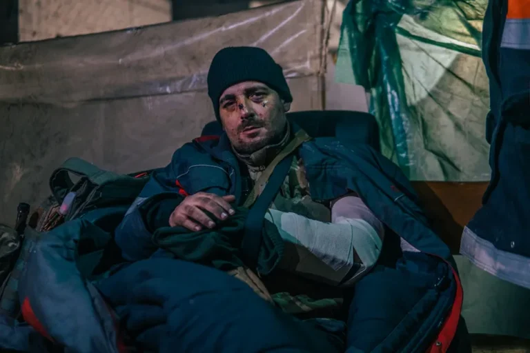 GALERIE FOTO | Viața mutilaților din subteranele Azovstal. O rară incursiune printre apărătorii care țin în șah armata Rusiei