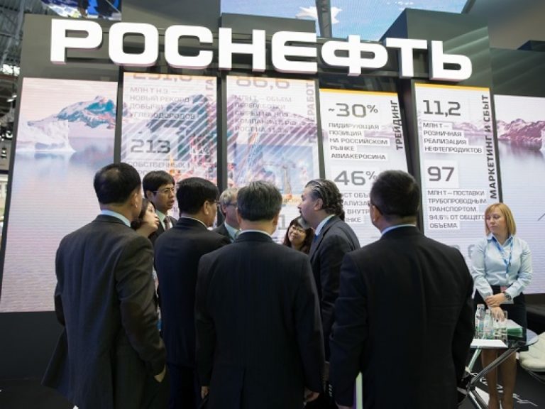 Gigantul rus Rosneft a raportat o scădere de 68% a profitului net în primul semestru şi acuză OPEC pentru preţurile scăzute la petrol