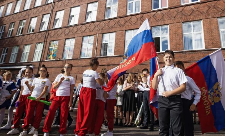 Reuters: Elevii din Rusia învaţă din noile manuale că ţara lor a fost „forţată” să intervină în Ucraina / Cine este editorul cărților